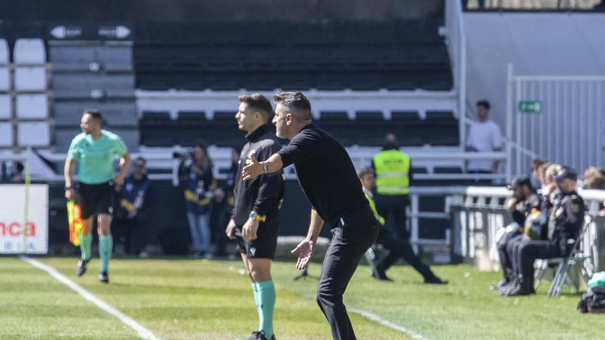 Iván Ania durante el encuentro entre el Burgos y el Córdoba CF.