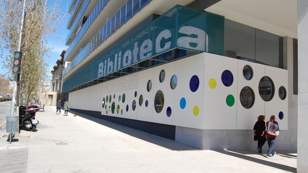 La Biblioteca Canyadó i Casagemes-Joan Argenté se encuentra en la calle Jacinto Benavente de Badalona.