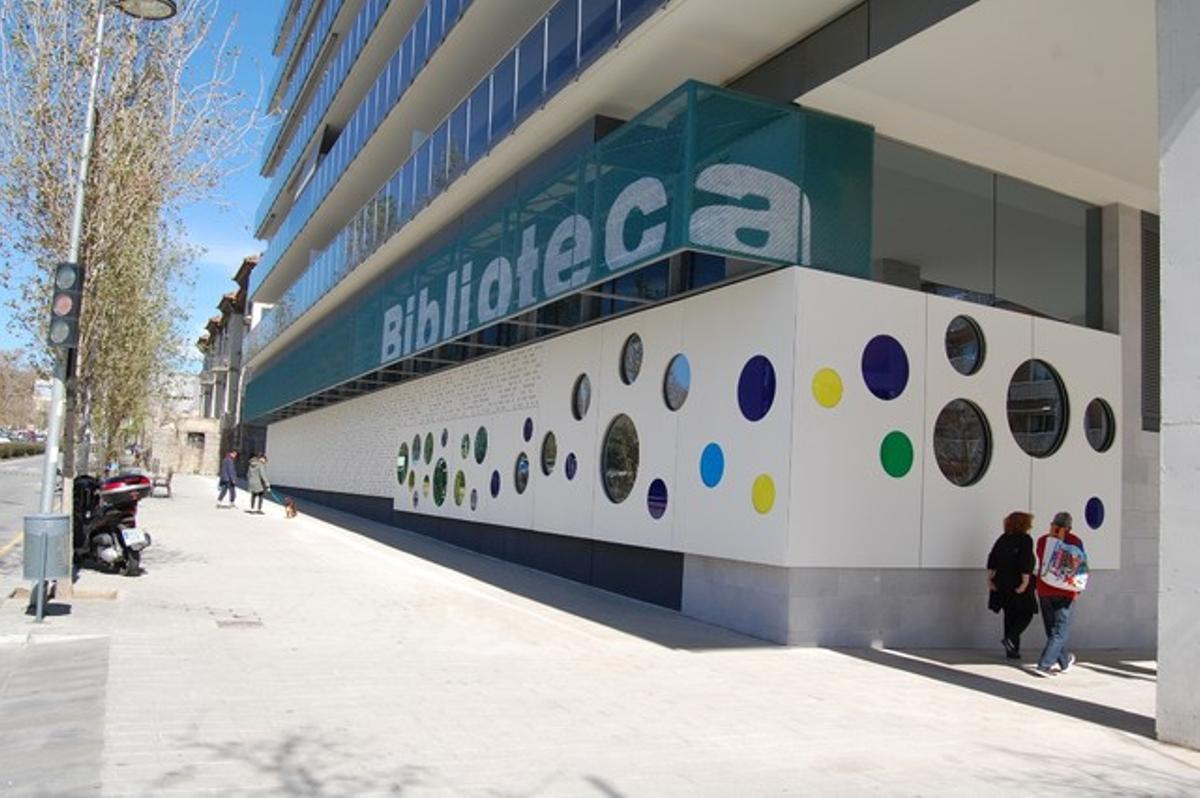 La Biblioteca Canyadó i Casagemes-Joan Argenté és al carrer Jacinto Benavente de Badalona. La Biblioteca Canyadó i Casagemes-Joan Argenté és al carrer Jacinto Benavente de Badalona.