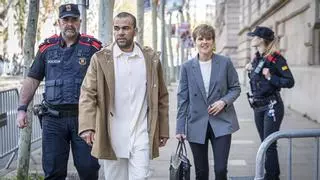 Dani Alves, abucheado en su llegada a la Audiencia de Barcelona para cumplir con las medidas impuestas para su libertad: "Eres un violador"