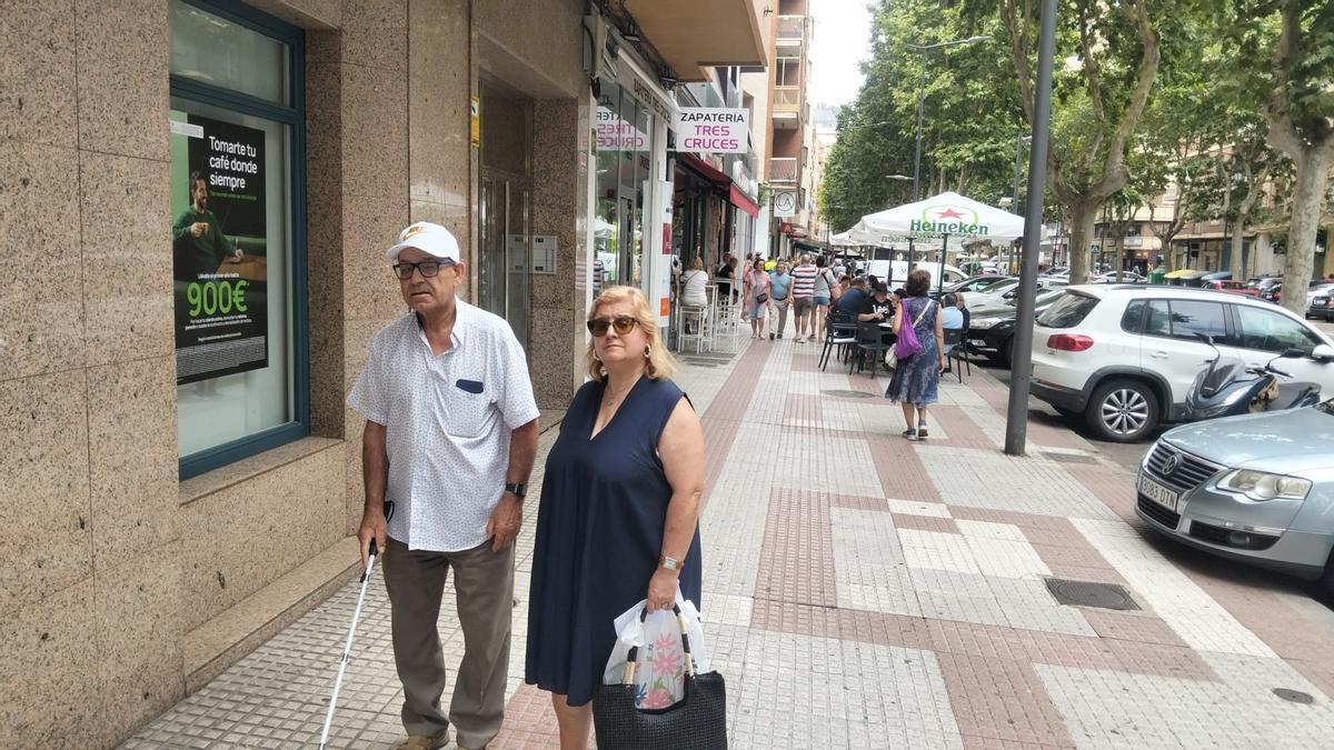 Manolo y Marce poco después de pasar por un bar con mobiliario junto a la fachada, un obstáculo para los ciegos.