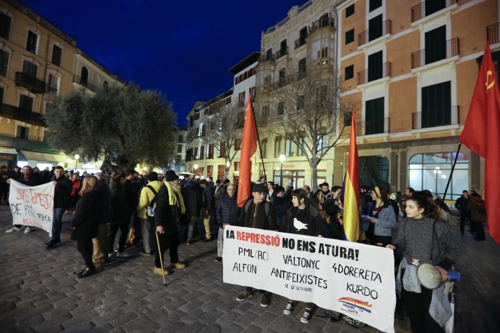 Unas 200 personas apoyan a Valtonyc en la plaza de Cort