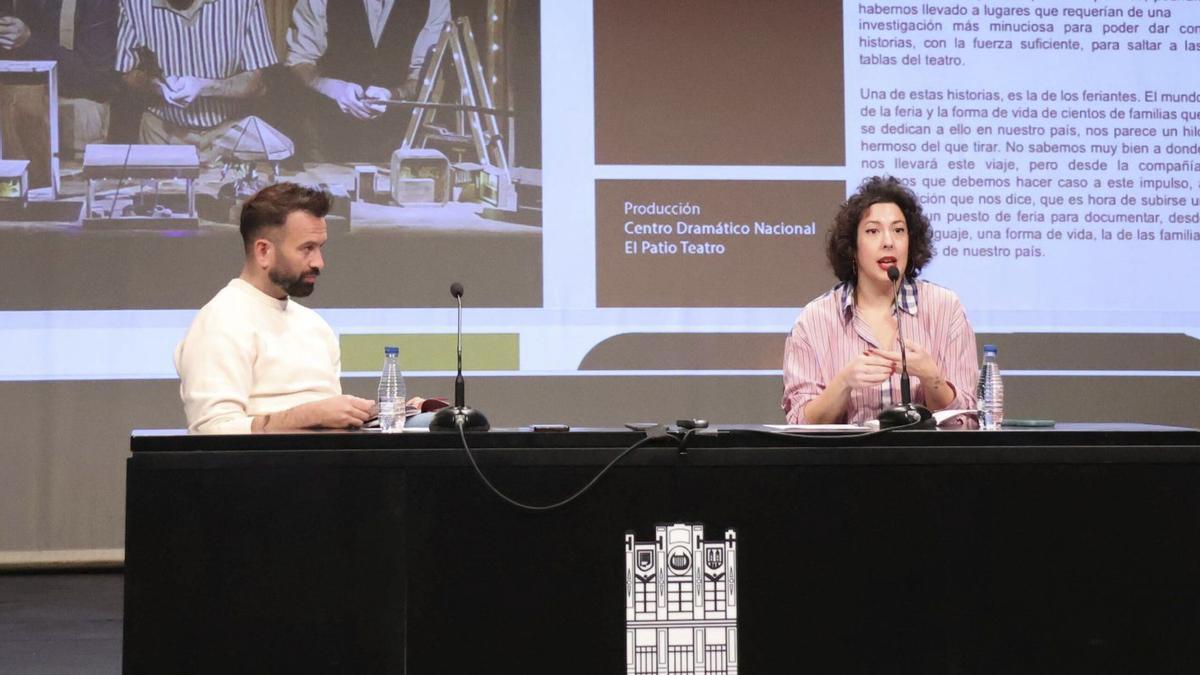 El concejal del Principal, David Gago, y la directora del teatro, Eva Santos.
