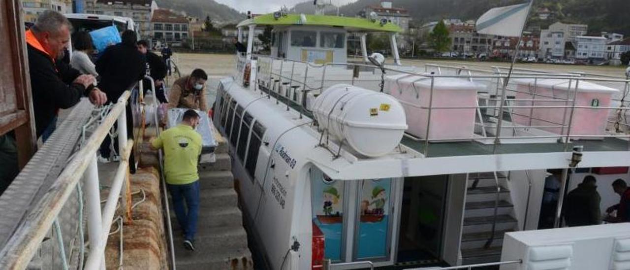 Los viajes a la isla de Ons comenzaron ayer desde Bueu.   | // G.NÚÑEZ