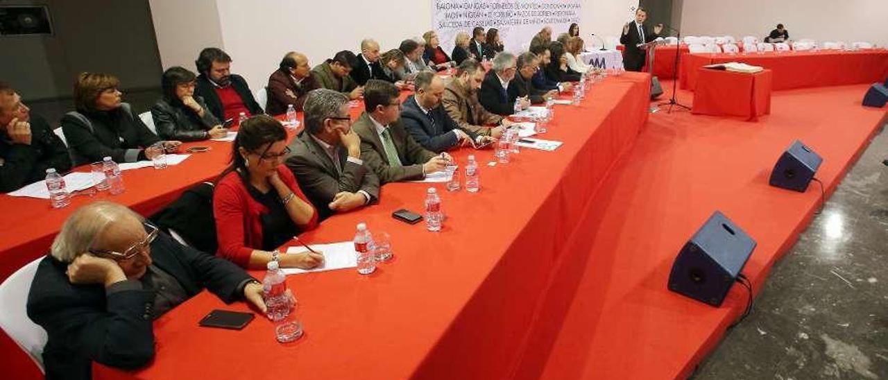 Asamblea constituyente del Área Metropolitana en diciembre de 2016; al fondo, los sitios vacíos de los consejeros del PP tras abandonar el pleno por discrepancias. // Marta G. Brea