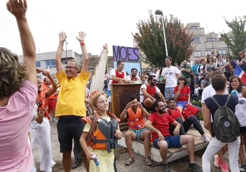 Un centenar de participantes a bordo de trece "artefactos flotantes" participan en la divertida prueba en A Ramallosa.