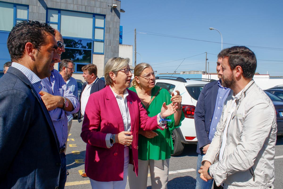 La conselleira de Mar, Rosa Quintana (3ª i.) y el alcalde cambadés (1º d.) en un encuentro con el sector mar-industria.   | //  IÑAKI ABELLA