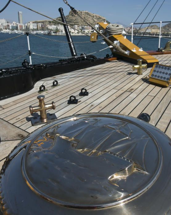 El Amerigo Vespucci atraca en Alicante