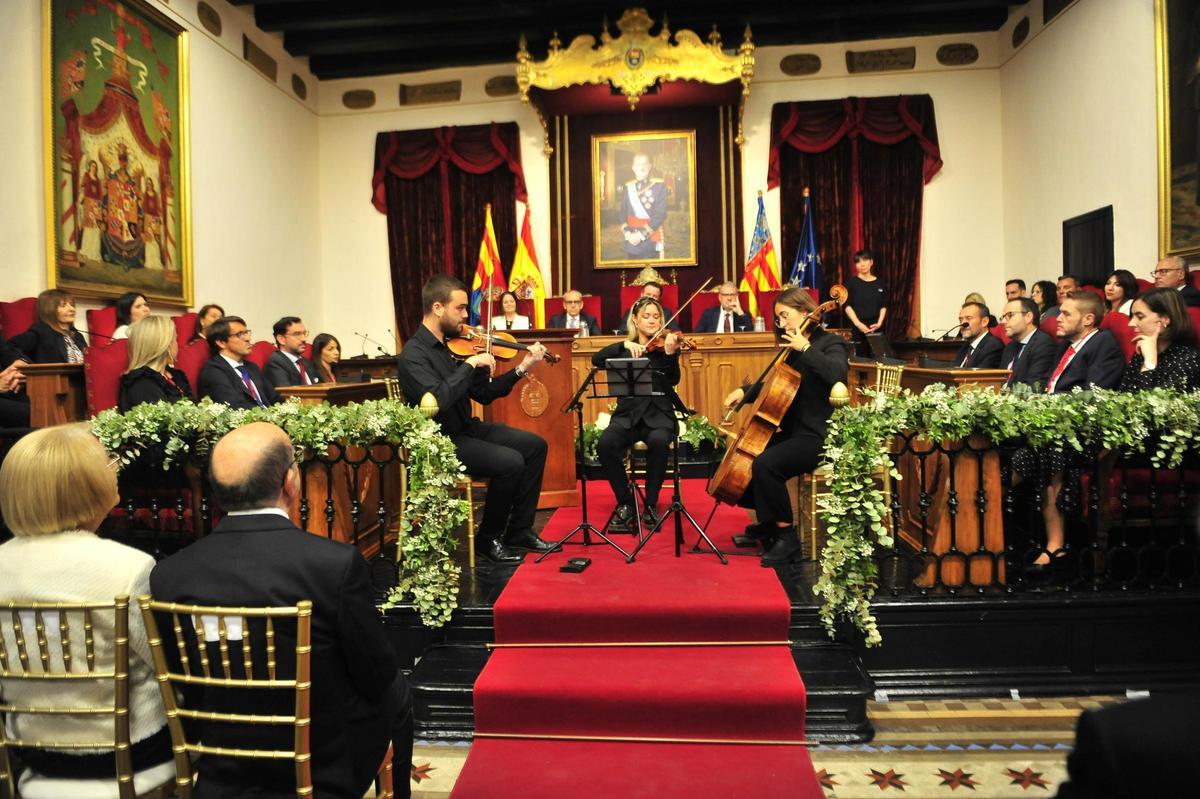 Un terceto de cuerda actuó durante el acto de nombramiento como Hijo Adoptivo de Elche de Fernando García Fontanet