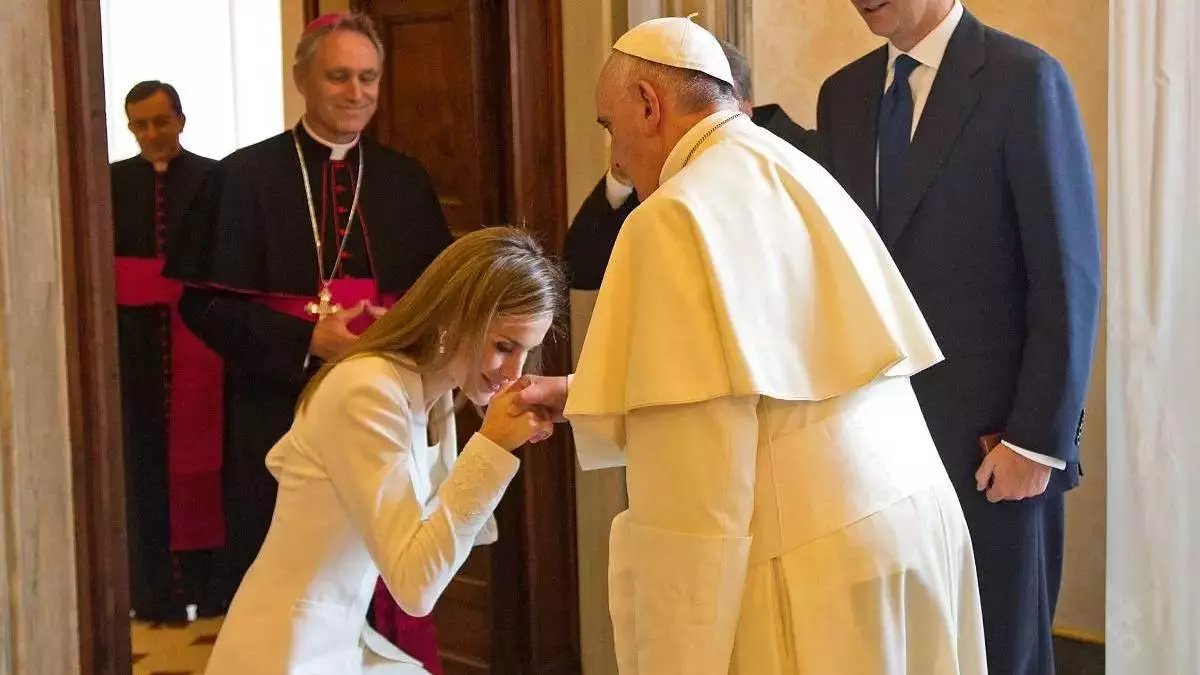 Los comentados encuentros de la reina Letizia con el Papa Francisco: de su ‘privilegio blanco’ a las polémicas del protocolo y la mantilla