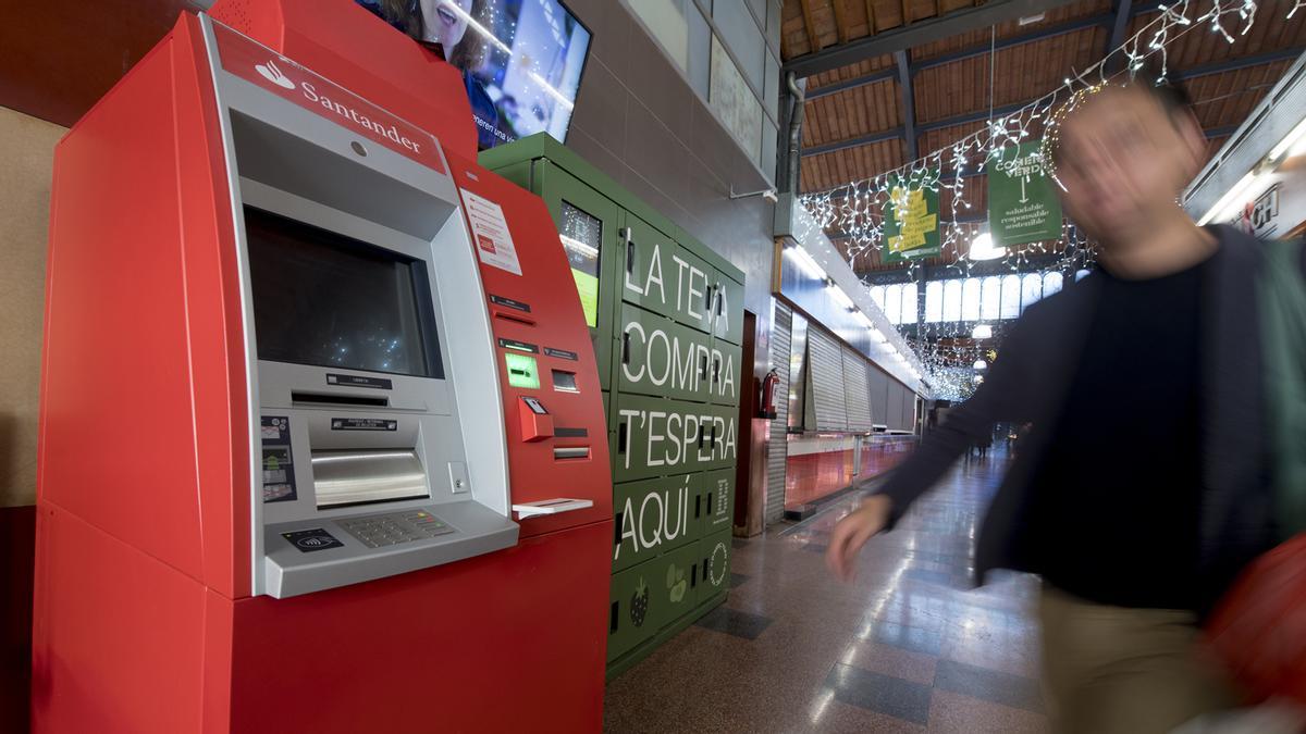 Cajero del Banco Santander en el mercado de la Llibertat, auspiciado por el Ayuntamiento de Barcelona