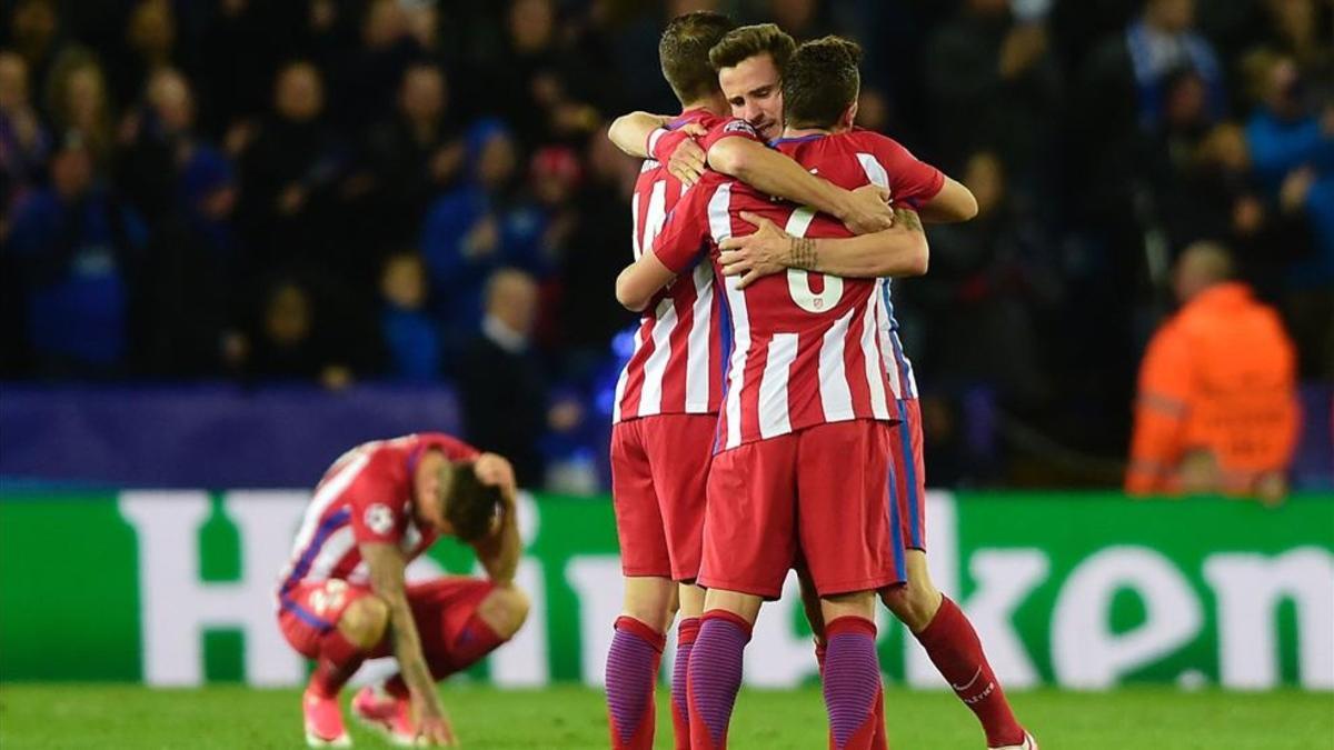 Gabi y Koke felicitan a Saul por su gol decisivo