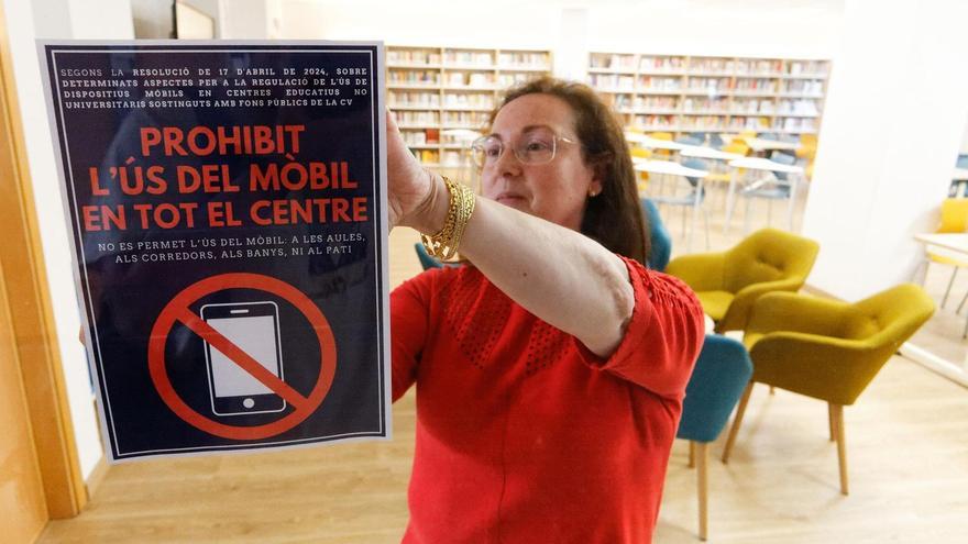 En el IESPolitècnic de Castelló llenaron las paredes de  zonas comunes con carteles de ‘prohibido el móvil’.