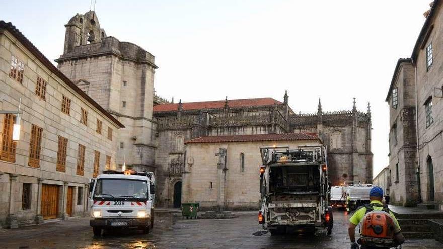 Recogida de basura en el ámbito de Santa María.  // G. Santos