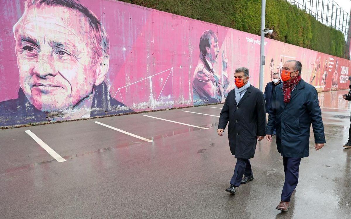 Laporta y Yuste pasan junto a un mural de Cruyff en la ciudad deportiva del Barça.