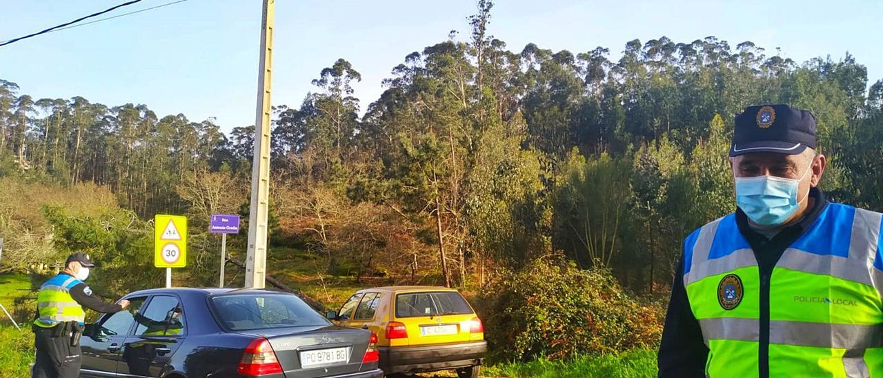 Patrulla de la Policía Local de Cangas realizando un control en Nerga.   | // SANTOS ÁLVAREZ