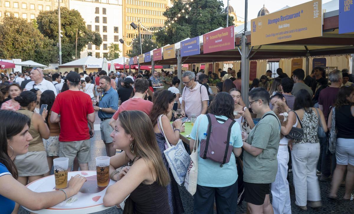 Ambiente en Plaza Catalunya con motivo de una nueva edición del ‘Tast a la Rambla’