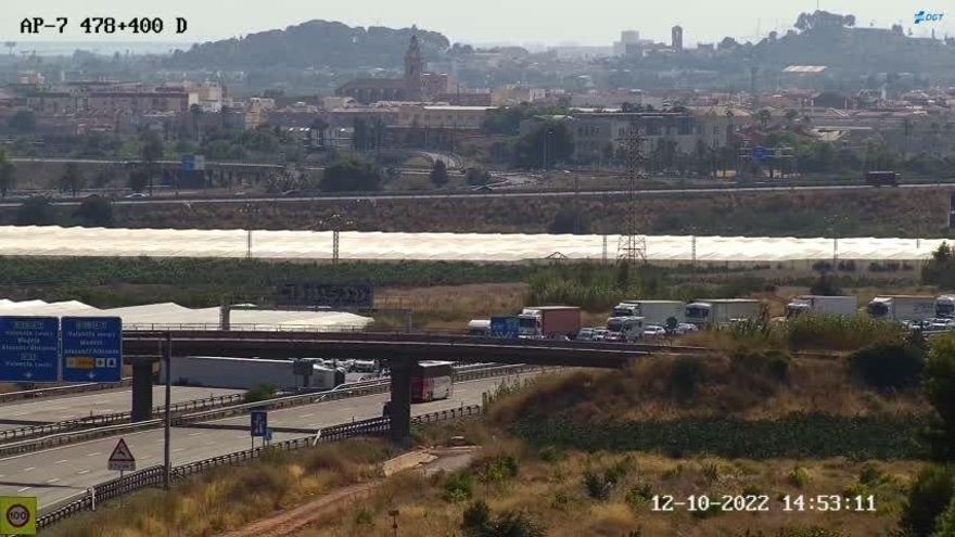 El vuelco de un camión produce el corte total de la AP-7 en Sagunto dirección Castellón 4 Imagen del accidente, hace unas horas.