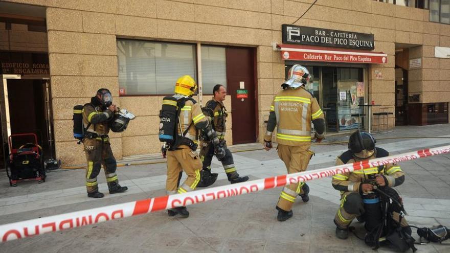 Los bomberos de Murcia, luchando contra el fuego con 40º grados en el termómetro