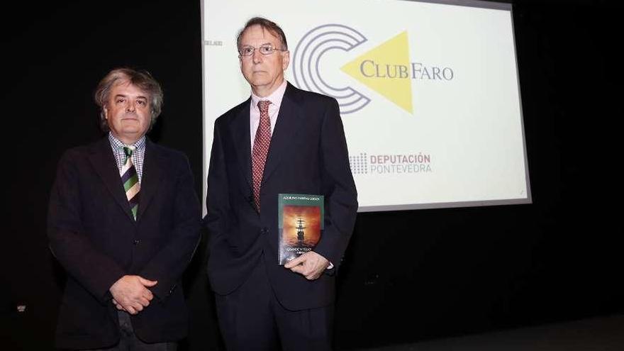Esteban Meruéndano presentó al escritor Aquilino Fariñas (1d). // José Lores