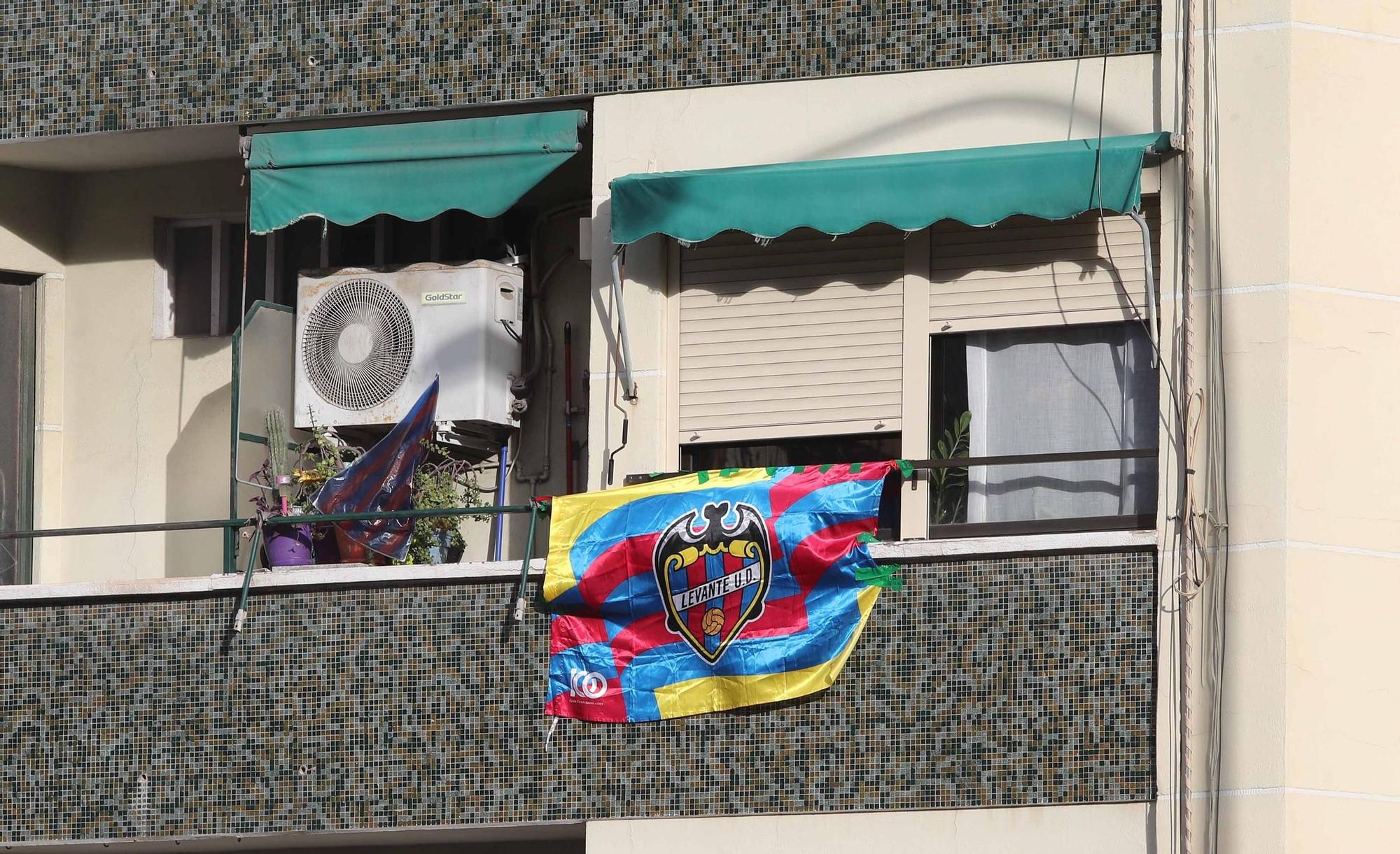 La afición del Levante UD engalana sus balcones