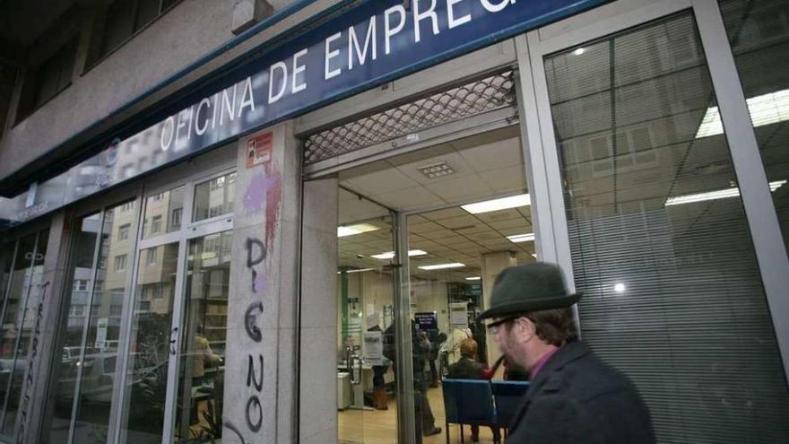 Un hombre pasa por delante de una oficina de empleo en A Coruña.