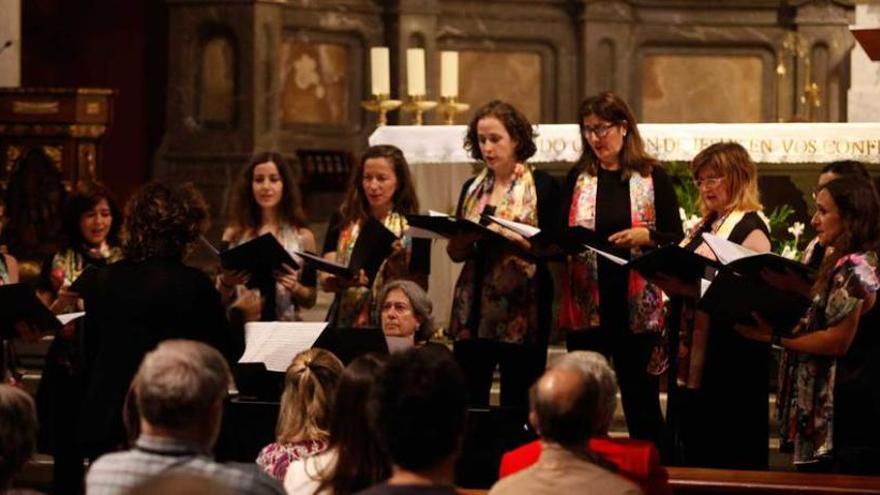 Integrantes de &quot;Canticum&quot;, en la basílica.