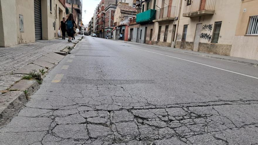 Treballs urgents per reparar dos esvorancs a la calçada del carrer de Viladordis de Manresa