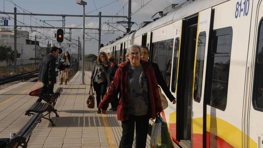 Pasajeros bajan del tren en la estación ferroviaria de Marratxí.