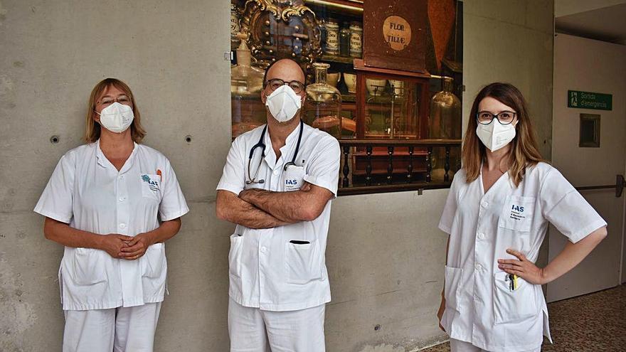 D&#039;esquerra a dreta, els doctors Cristina Soler, Albert Gómez i Sara García, del Santa Caterina.