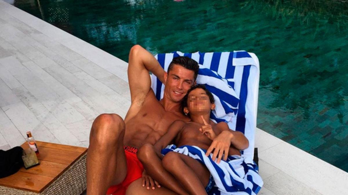 Cristiano Ronaldo y su hijo de vacaciones