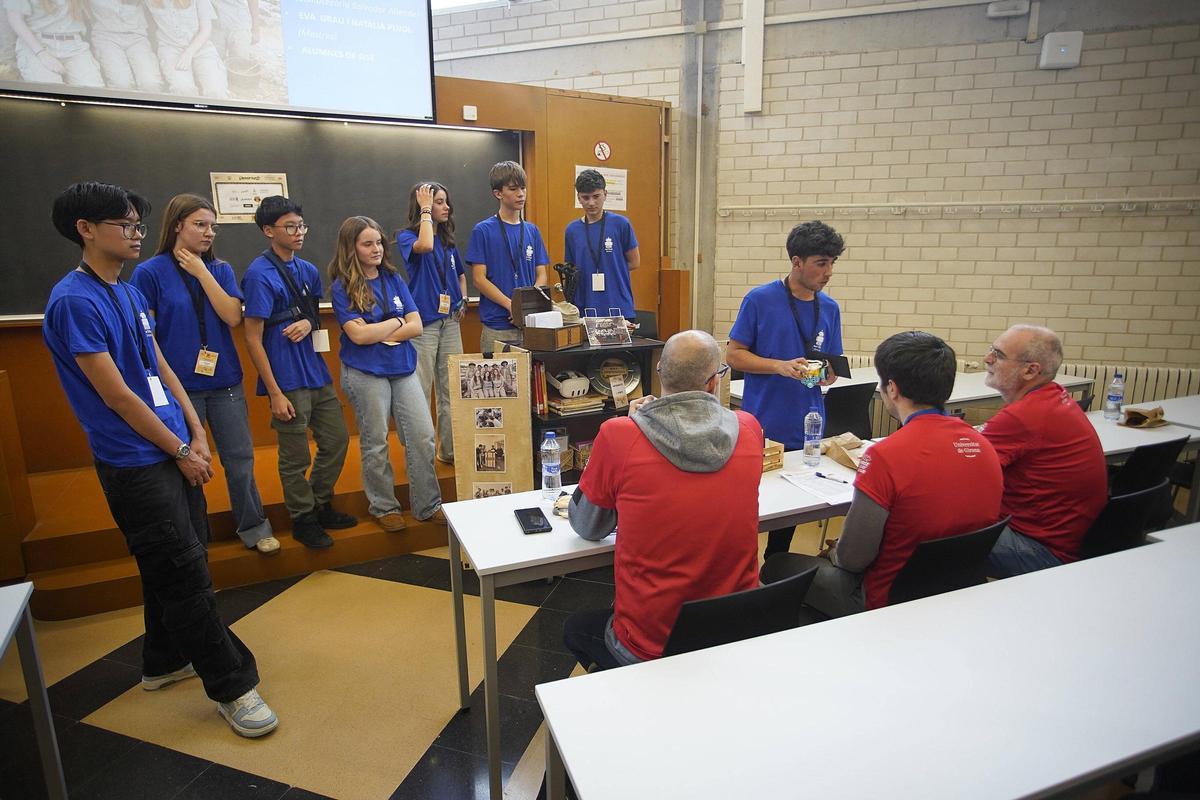 L'equip REM 2, dels Maristes, presenta el seu projecte als jutges.