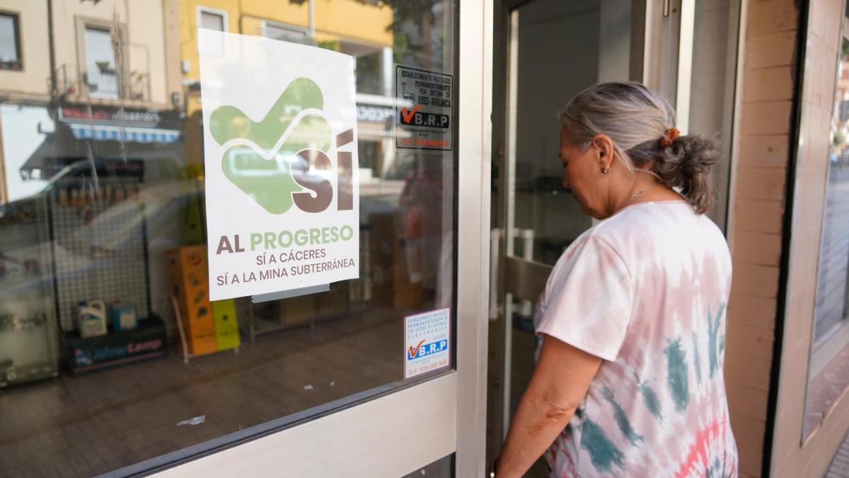 Sí a la mina. Uno de los carteles que están a favor de la mina en un establecimiento de la calle Argentina.