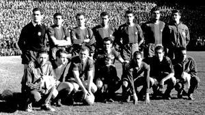 El primer FC Barcelona que fue televisado. Arriba, de izquierda a derecha: Ramallets, Olivella, Rodri, Gràcia, Segarra, Gensana y Larraz (portero suplente). Agachados (mismo orden): Claudio, Tejada, Kubala, Evaristo, Luis Suárez, Coll y Mur.