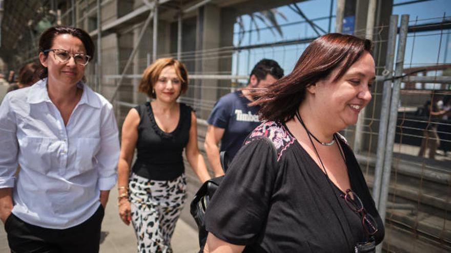 Rivero (Cs), Pérez (PSOE) y Franquet (PSOE) tras registrar el miércoles la moción en el Cabildo tinerfeño.