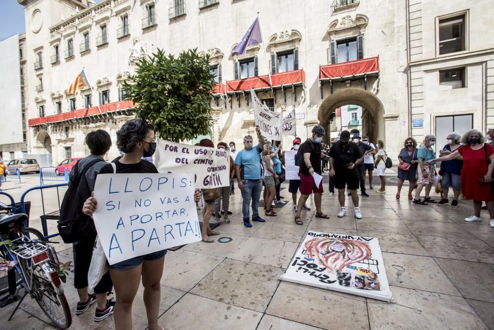 Vecinos de la Zona Norte piden la dimisión de Julia Lllopis.