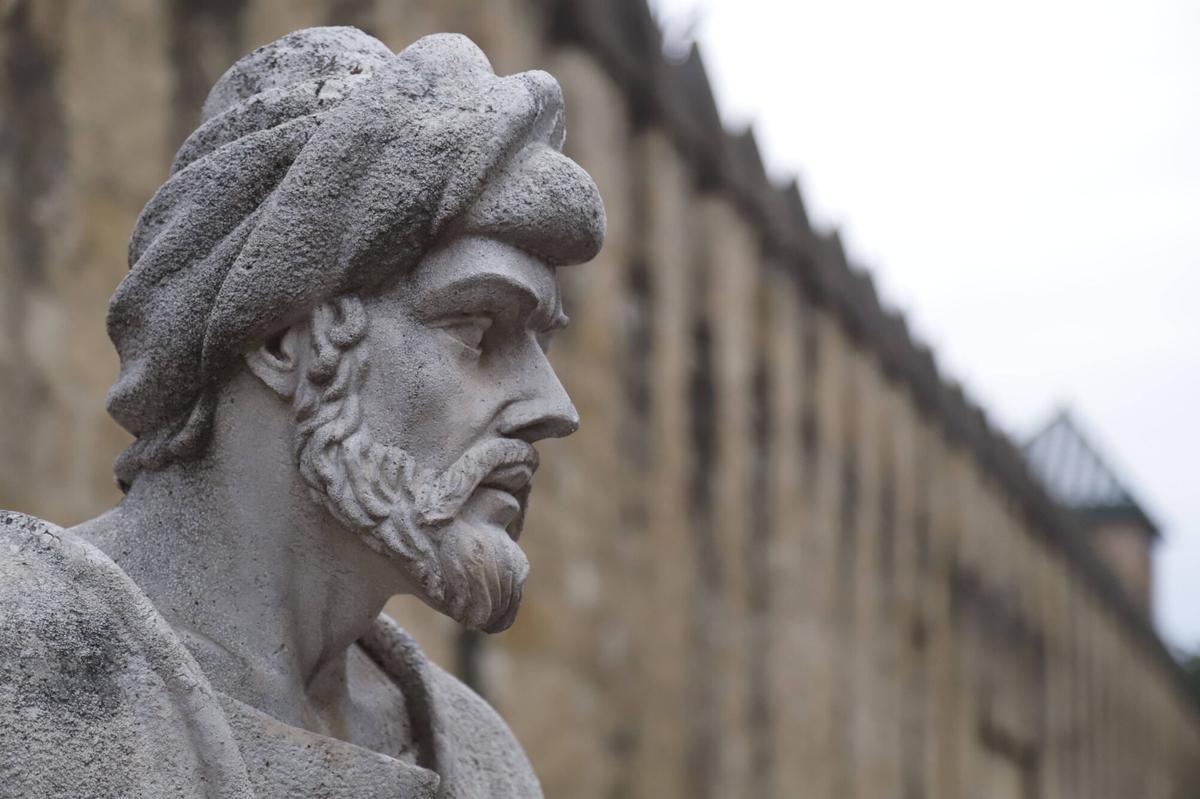 A.J.González Córdoba Monumento a Averroes en la calle Cairuán