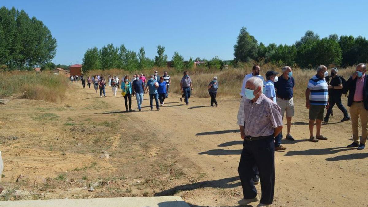 Vecinos de Vecilla de camino al cementerio, el día de la inauguración. | E. P.