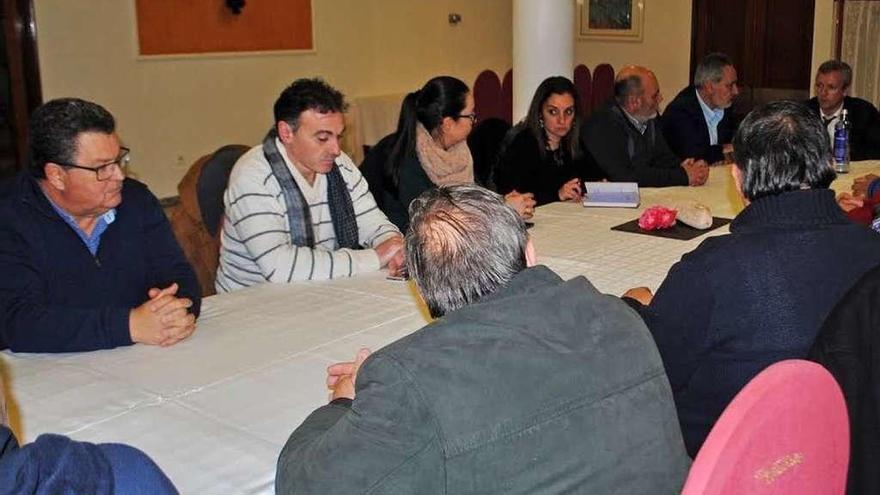 La reunión en el hotel Villa Juanita para anunciar la convocatoria del congreso. // Muñiz