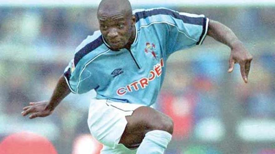 Claude Makelele supera a Víctor, del Deportivo, en uno de los clásicos gallegos que vivió como celeste.