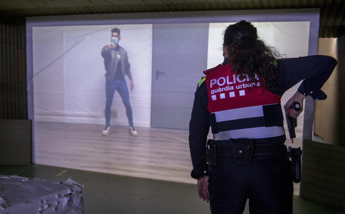 La agente guarda el arma después de que el sospechoso sacara un móvil del bolsillo trasero. En otra versión del simulador, el malo blande una pistola