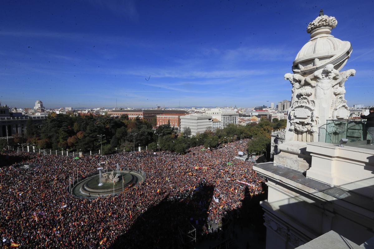 Manifestación multitudinaria contra la amnistía en la Plaza de Cibeles de Madrid