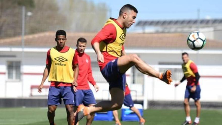 Borja García, controlant una pilota en l&#039;entrenament d&#039;ahir a Riudarenes.