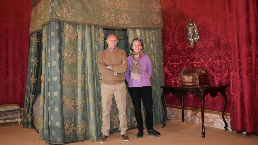 Pedro de Montaner y Magdalena de Quiroga, en una de las estancias de Can Vivot.