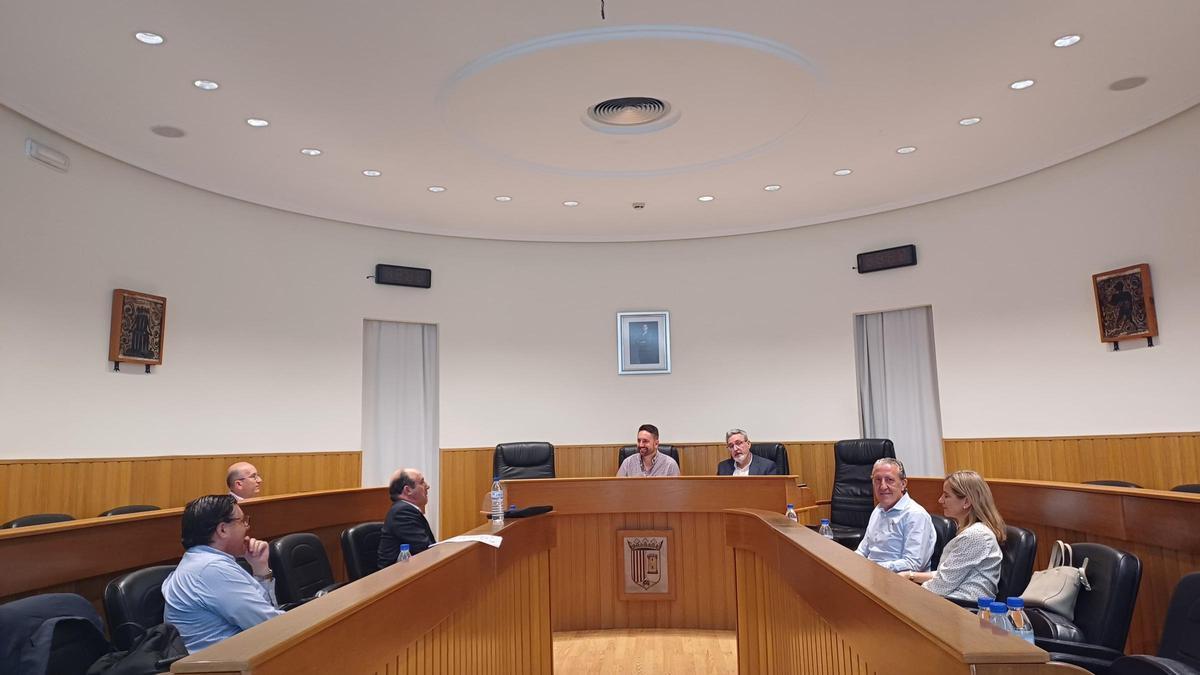 Primera reunión del Ayuntamiento de Paterna y la EGM Asivalco Fuente del Jarro en el salón de plenos.