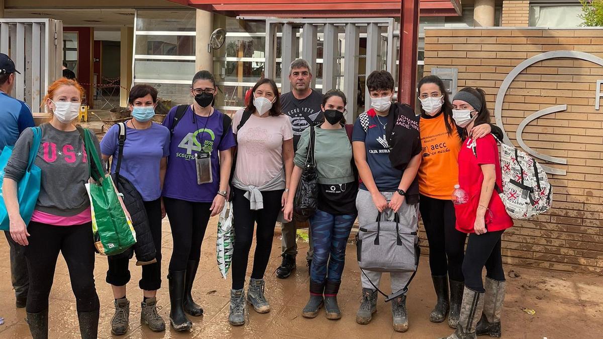 Trabajadores y voluntarios del centro de día de l’Alcora, en el municipio de Sedaví.