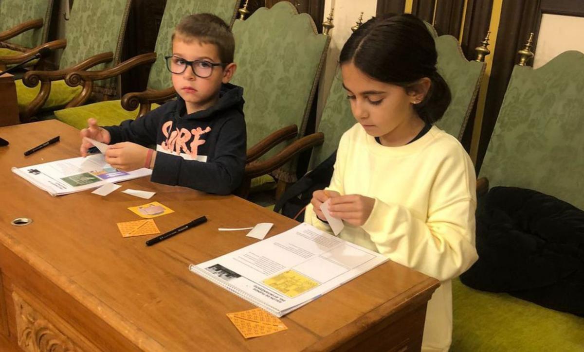 Dos niños en el salón de plenos del Ayuntamiento de Zamora. | Cedida