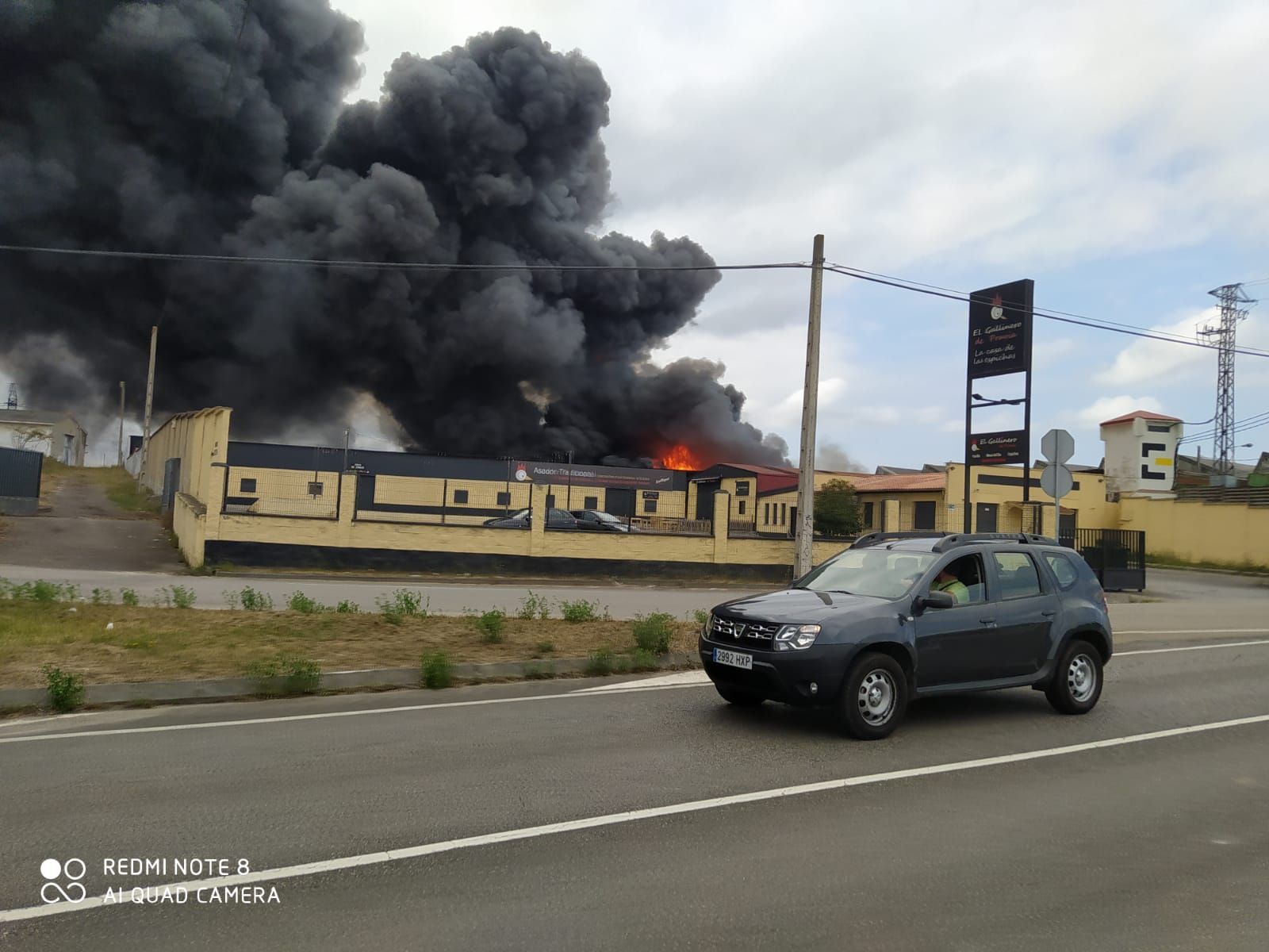 Alarma por un gran incendio en una nave de reciclaje en Llanera