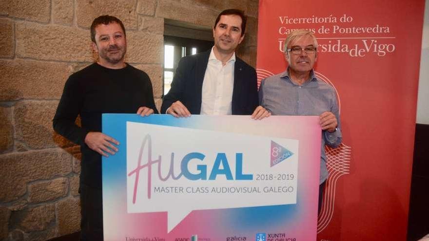 Pérez, Sutil y Morquecho con el cartel de la octava edición de Augal. // Rafa Vázquez