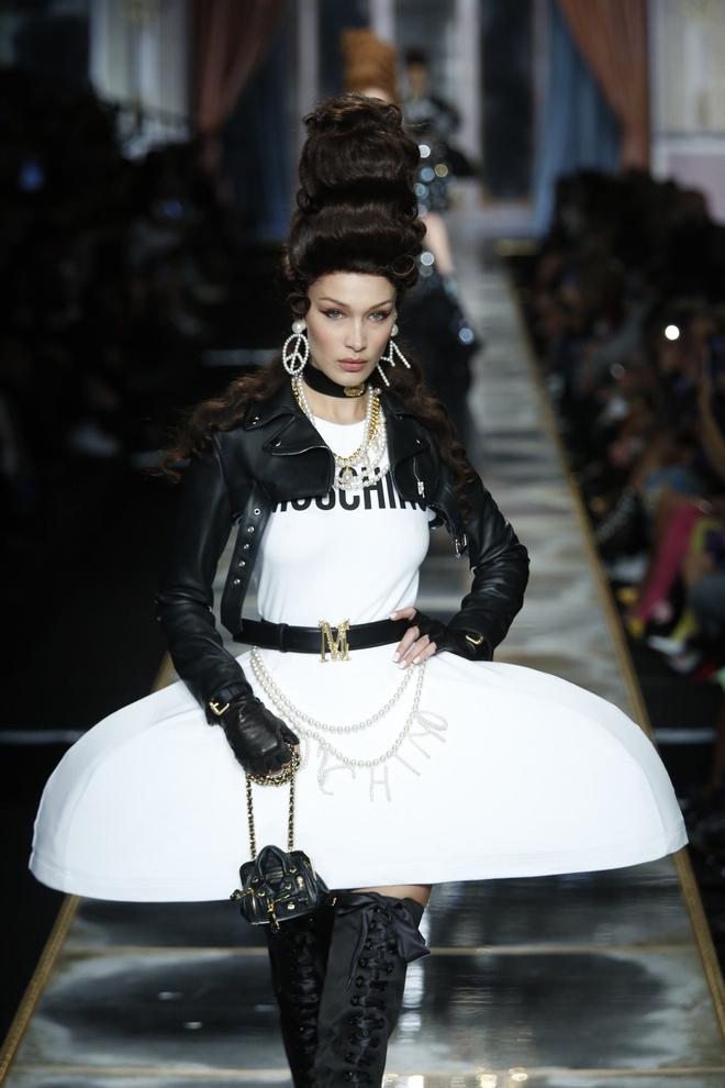 Bella Hadid en el desfile de Milán de Moschino, febrero de 2020